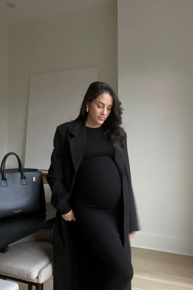 Work must go on, even if you’re pregnant and there are some amazing maternity workwear outfit ideas that can help you feel well put together, and stylish. Work Pregnant Outfit, Early Bump Outfits, Maternity Interview Outfit, Pregnant Work Outfit Business Casual, Pregnant Outfits Work, All Black Maternity Outfit, Fashion Outfits Pregnant, Hide Pregnancy Outfits, Maternity Holiday Party Outfit