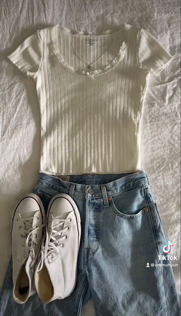 Outfit Idea School, Girls Jeans Outfit, Platform Outfit, White Girl Outfits, White Converse Outfits, Vanilla Girl Aesthetic, Basic Girl Outfit, Spring Outfit Idea, Outfit Inspo Spring