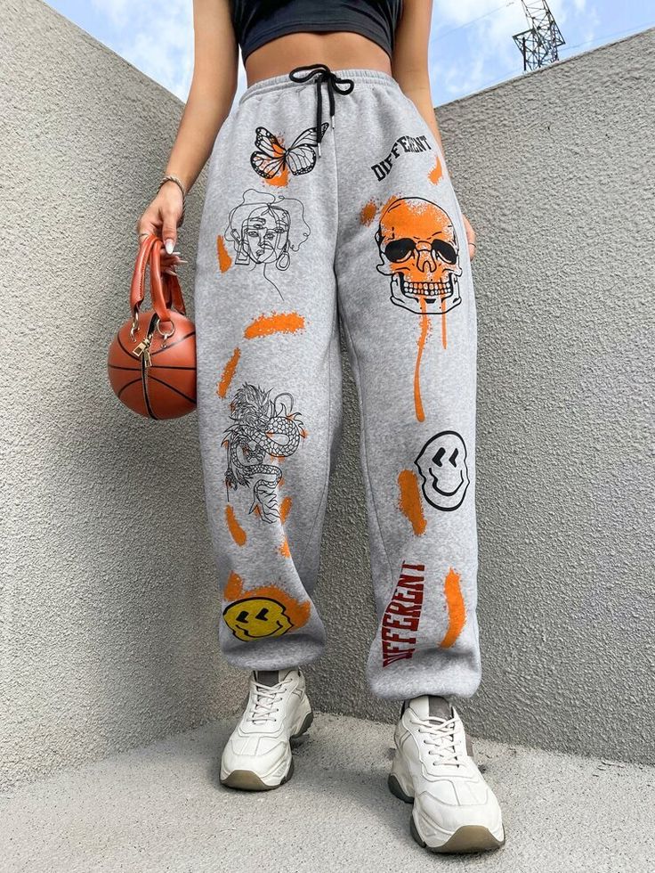 Streetwear Fashion Sweatpants, Cool Sweatpants, Custom Jeans Diy, Graphic Joggers, Halloween Letras, Graphic Sweatpants, Women Bottoms, Jeans Diy, Fashion Joggers