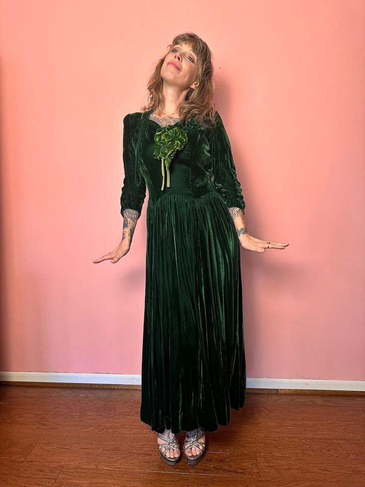 Velvet dress.  Roomy, flowy vintage dress.  Handmade beauty.  Great condition.  Vibrant green velvet. Green Velvet Dress For Wedding, Green Vintage Dress For Evening, Vintage Long Sleeve Green Dress, Green Long Sleeve Vintage Dress For Party, Green Long Sleeve Vintage Party Dress, Vintage Fitted Velvet Dress, Fitted Vintage Velvet Dress, Velvet Vintage Dress For Vintage Events, Vintage Velvet Wedding Dress