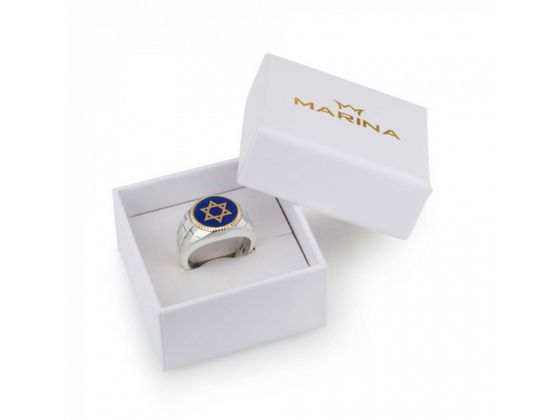 Anillo de Plata Esterlina 925 esmaltado en azul la Estrella de David enchapado en Oro . Un círculo de Oro enchapado rodea la la Estrella de David con laterales imitando el Muro Occidental en Plata. Por dentro, tiene grabada la palabra STAR OF DAVID. Hermoso regalo para anillos de Bodas, para regalo y uso personal. Tamaño: Ancho 0,54cm (0.61"). Cuando realice el pedido, escriba en NOTA AL VENDEDOR el Talle Tiempo de preparación para el despacho: 5/7 días hábiles. Star Of, Names Of God, Star Of David, Box Gift, Gold Plating, Gold Plate, Gift Box, Gift Card, Plating