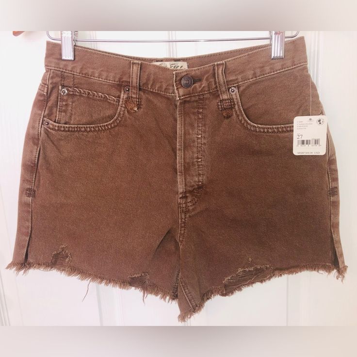 Free People “Washed Chocolate” Colored Makai Cut Off Jean Shorts. Button Fly. 5 Pocket Design. Frayed Raw Cut Hem. Made Of 100% Cotton. Size 27. New With Tags. Feel Free To Ask Questions Or Make Me An Offer!! Casual Brown Bottoms With Frayed Hem, Brown Bottoms With Frayed Hem For Spring, Brown High Rise Bottoms With Frayed Hem, Casual High Waist Brown Jean Shorts, Brown Cutoff Shorts For Summer, Brown Jean Shorts, Brown Relaxed Fit Bottoms With Button Closure, Brown High-waist Jean Shorts For Summer, Spring Brown Jean Shorts