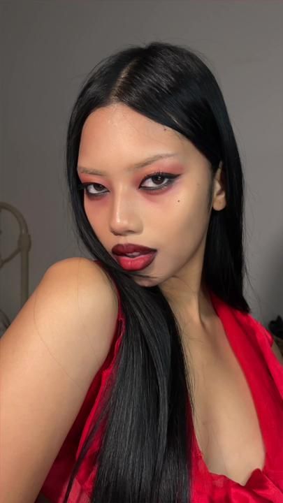 Girl Vampire Makeup, Vampire Eye Makeup, Easy Vampire Makeup, Vampire Makeup Tutorial, Vamp Makeup, Art Deco Makeup, Vampire Makeup Looks, Goth Makeup Looks, Vampy Makeup