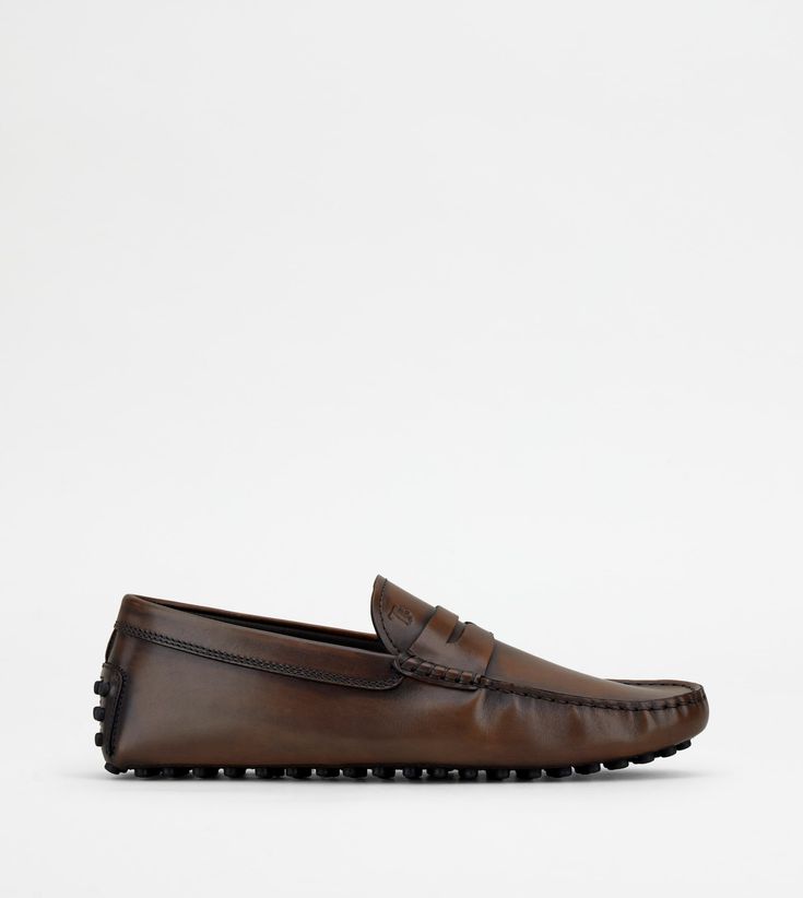 Tod's Gommino in elegant leather with exposed handmade stitching, penny bar, stamped monogram and an iconic rubber pebble outsole. Shoes On Sale, Driving Shoes, Shoe Sale, Loafers Men, Leather Shoes, Sale Items, Penny, Dress Shoes Men, Oxford Shoes