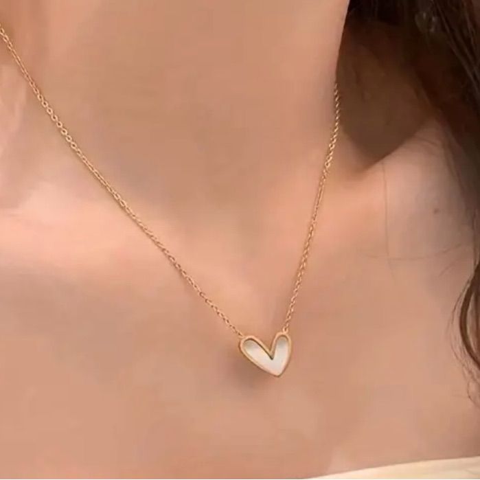 Luxury Romantic Edge Heart-Shaped Pendant Necklace Dainty14k Gold Plated Alloy Heart Shaped Pendant Necklace. Perfect Gift For Valentine’s Day! Minimalist White Necklace For Valentine's Day, White Heart-shaped Minimalist Jewelry, Dainty White Heart-shaped Necklace, Minimalist White Heart-shaped Jewelry, Dainty White Heart-shaped Jewelry, Dainty White Heart Pendant Necklace, Delicate White Heart-shaped Jewelry, White Heart Pendant Necklace With Clavicle Chain, White Heart Pendant Clavicle Chain Jewelry