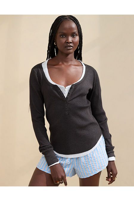 Ultra-textured ribbed fabric that’s a little thicker (and a whole lot of cute)/Henley neckline with functional buttons/Curved raw edge hem Aerie Clothing, Weekend Sweatshirt, Boot Cut Leggings, Layered T Shirt, Bra Dress, Sports Skirts, Cheeky Bikinis, Mens Outfitters, New Tops