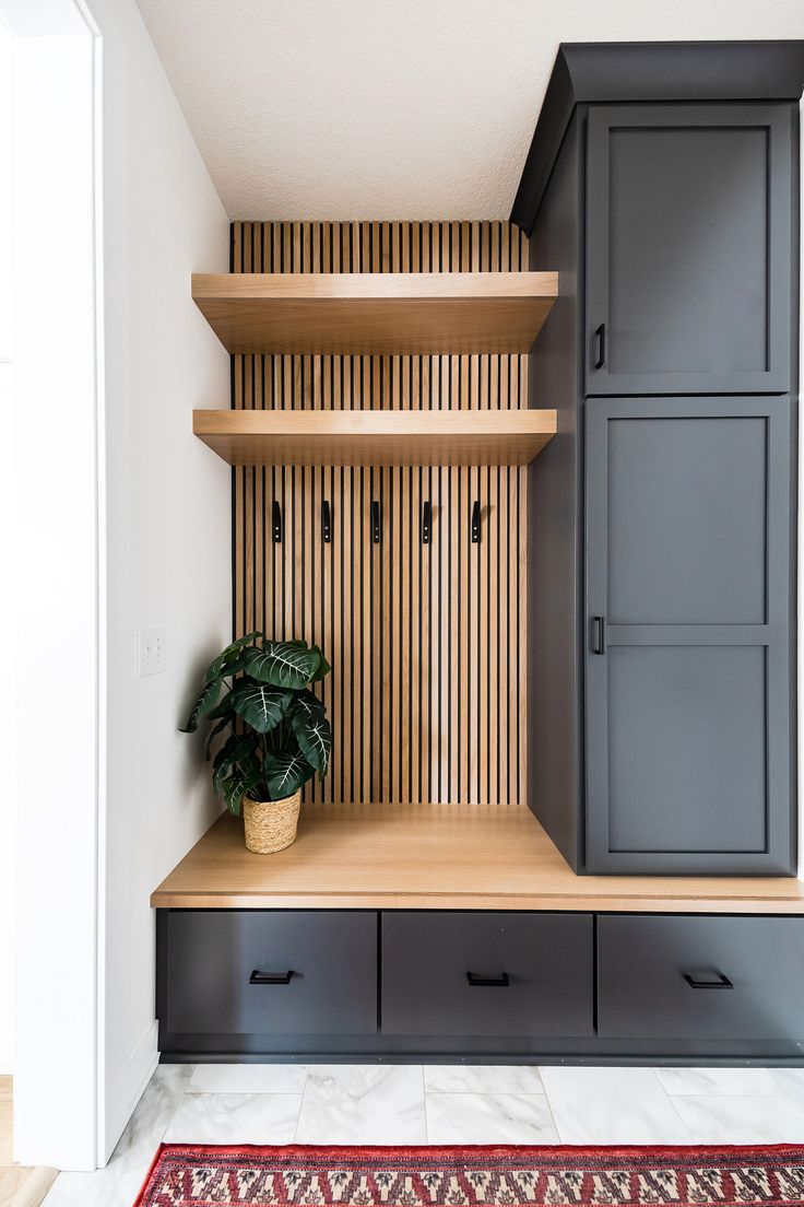 modern scandinavian wood shelves black cabinets Small Mudroom Ideas, Mudroom Remodel, Aesthetic Studio, Mudroom Decor, Mudroom Laundry Room, Kids Studio, Mud Room Storage, Mudroom Design, Apartment Layout