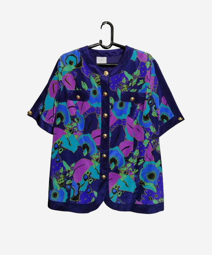 "VINTAGE women's abstract print blouse Good used condition Size tagged 44, fits like XXL (please check measurements) Composition: 100% polyester Measurements: Shoulder to shoulder - 18.1\" / 46 cm Pit to pit - 23.2\" / 59 cm Back length - 28\" / 71 cm * All measurements are taken with the garment laying flat #1518 We are ready to make a discount when buying more than one item. Let us know what interests you and give you the best price for this deal. Payment & Shipping: - Accept PayPal only. - Th Retro Multicolor Graphic Print Blouse, Retro Blue Tops With Abstract Print, Retro Abstract Print Patterned Blouse, Vintage Graphic Print Patterned Blouse, Vintage Patterned Blouse With Graphic Print, Vintage Multicolor Blouse With Abstract Print, Vintage Multicolor Abstract Print Blouse, Retro Festival, Unique Blouse