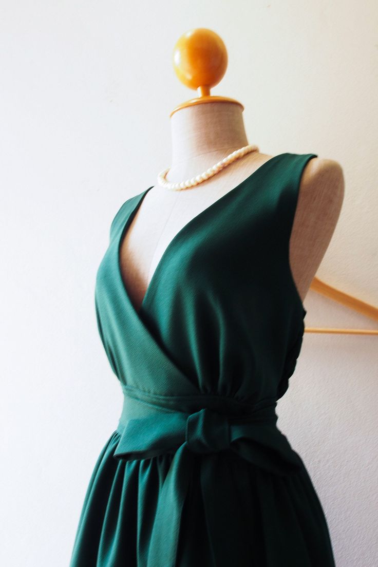 "Flawless Dress in Forest Green Be stunning in all party, wedding party, graduation and hot for summer day! ✿AVAILABLE NOW IN FOLLOWING SIZE✿ ✄ SIZE ✄ Size : Bust l Waist l Hip l Length (Shoulder to hem) Size XS : Max 33\" l 24-26\" l Max 42\" l 35\" (Approx US 0-2) Size S : Max 34\" l 26-28\" l Max 40\" l 35\" (Approx US 4-6) Size M : Max 38\" l 29-32\" l Max 44\" l 36\" (Approx US 8-10) Size L : Max 40\" l 32-34\" l Max 46\" l 36\" (Approx US 10-14) Size XL : Max 42\" l 34\"-36\"l Max 50\" l 3 Sleeveless Evening Dress With Tie Back For Spring, Summer Wedding Evening Dress With Tie Back, Summer V-neck Bridesmaid Dresses, Sleeveless Tie Back Evening Dress For Cocktail, Sleeveless Tie-back Cocktail Evening Dress, Summer Party Evening Dress With Tie Back, Fitted Bridesmaid Dress With Tie Back For Party, Fitted V-neck Sleeveless Dress For Wedding Guest, Summer Sleeveless Bridesmaid Evening Dress