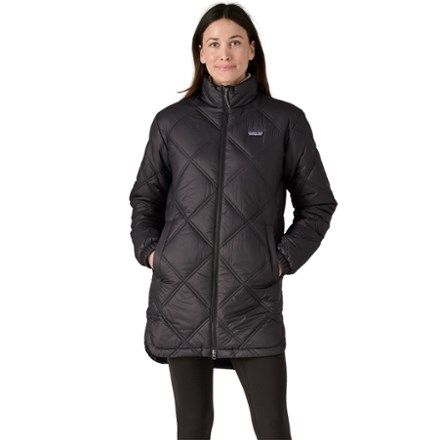 A roomy layer for transitional seasons  the women's diamond-quilted Patagonia Pine Bank insulated parka combines a water-repellent shell made from recycled ripstop with warm recycled insulation. Travel Clothes, Fashion Goals, Patagonia Jacket, Sorel Womens, Winter Travel, Parka Jacket, Scalloped Hem, Kids Hats, Patagonia Womens