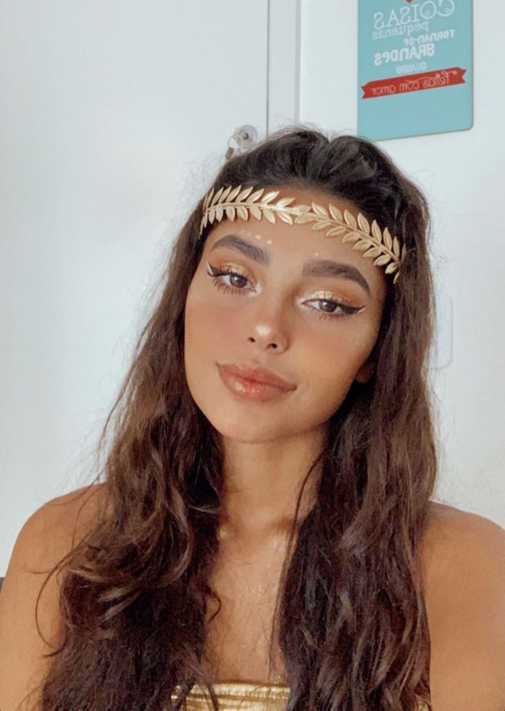 Godess Make Up Halloween, Roman Goddess Costume Diy, Simple Goddess Makeup, Diy Athena Costume Goddesses, Greek Goddess Makeup Ideas, Athena Goddess Makeup Look, Sun Goddess Halloween Costume, Greek Goddess Hair And Makeup, Body Jewelry Over Dress