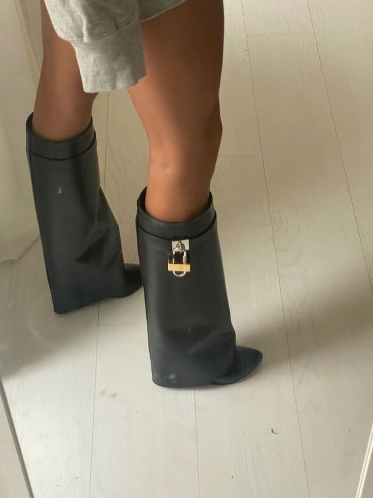 Givenchy Shark Boots, Shark Boots, Givenchy Shark, Givenchy Boots, Shoe Wishlist, Paris Mode, Wardrobe Tips, Outfits Chic, Shoe Inspo