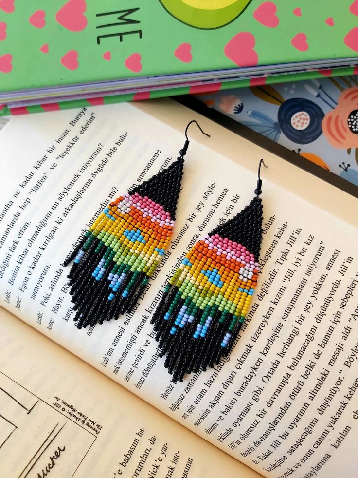 Colorful planet beaded fringe earrings, ombre earrings seed bead earrings dangle boho earrings native beaded earrings chandelier earrings colorful beaded ♥𝑇ℎ𝑒 𝑝𝑎𝑡𝑡𝑒𝑟𝑛 𝑜𝑓 𝑡ℎ𝑖𝑠 𝑒𝑎𝑟𝑟𝑖𝑛𝑔 𝑖𝑠 𝑐𝑟𝑒𝑎𝑡𝑒𝑑 𝑏𝑦 𝐻𝑊𝐵𝑒𝑎𝑑𝐽𝑒𝑤𝑒𝑙𝑟𝑦. ♥𝑀𝑎𝑑𝑒 𝑢𝑠𝑖𝑛𝑔 𝑓𝑟𝑒𝑒ℎ𝑎𝑛𝑑 𝑏𝑒𝑎𝑑𝑖𝑛𝑔 𝑤𝑜𝑣𝑒𝑛 𝑡𝑒𝑐ℎ𝑛𝑖𝑞𝑢𝑒𝑠 𝑤𝑖𝑡ℎ 𝑠𝑡𝑟𝑜𝑛𝑔 𝑠𝑦𝑛𝑡ℎ𝑒𝑡𝑖𝑐 𝑡ℎ𝑟𝑒𝑎𝑑. ♥𝑇ℎ𝑒 𝑠𝑖𝑧𝑒 𝑜𝑓 𝑡ℎ𝑒 𝑠𝑒𝑒𝑑 𝑏𝑒𝑎𝑑𝑠 𝑢𝑠𝑒𝑑 𝑖𝑠 2 𝑚𝑖𝑙𝑙𝑖𝑚𝑒𝑡𝑒𝑟𝑠 𝑎𝑛𝑑 𝑏𝑒𝑎𝑑𝑠 𝑎𝑟 Bohemian Rainbow Beaded Earrings With Fringe, Rainbow Fringe Dangle Earrings, Rainbow Dangle Earrings With Fringe, Rainbow Fringe Dangle Jewelry, Rainbow Dangle Tassel Jewelry, Summer Multicolor Beaded Fringe Chandelier Earrings, Bohemian Rainbow Earrings With Tiny Beads, Rainbow Bohemian Beaded Drop Earrings, Multicolor Beaded Fringe Drop Earrings