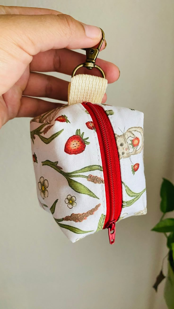 Handmade mini pouch Has a clasp to be able to attach to other items Mini Pouch Keychain, Mini Gift Bags Diy, Mini Bags Aesthetic, Sewing Pouch, Strawberry Mouse, Strawberry Bag, Mini Gift Bags, Gift Bags Diy, Pouch Diy