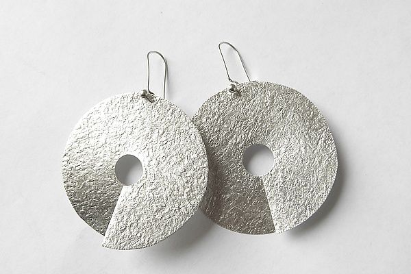 natural finish Contemporary Sterling Silver Earrings With Oxidized Finish, Contemporary Silver Earrings With Oxidized Finish, Sterling Silver Circle Earrings With Oxidized Finish, Modern Sterling Silver Earrings With Oxidized Finish, Modern Oxidized Finish Earrings For Everyday, Unique Earrings Weird, Earrings Weird, Plain Silver Rings, Simple Silver Jewelry