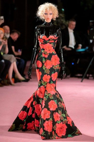 Richard Quinn Spring 2020 Ready-to-Wear collection, runway looks, beauty, models, and reviews. Camp Fashion, Richard Quinn, 2020 Fashion, Trends 2022, Fashion Show Collection, Fashion 2020, Elie Saab, Black Dresses, Couture Dresses