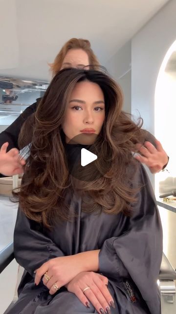 Tsutsumi Hoang on Instagram: "90s bouncy blowout, the perfect hairdo for the holiday season 🤍 hair by: @gevir @linnlinnea (Ad.) #90sblowout #bouncyblowout #chocolatehair #balayage #blowouthair" Bouncy Haircuts For Long Hair, Wedding Blowout Hair Loose Waves, Bouncy 90s Hair, Tsutsumi Hoang Hair, Blowout Hair Wedding, Bouncy Blowout Curls, Bridal Hair Blowout, Blowout Curls Long Hair, 90s Bouncy Blowout