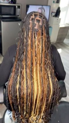 Multicolor Knotless Box Braids, Multi Colored Knotless Braids, Black And Brown Braids, Brown And Blonde Box Braids, Braids With Highlights, Highlights Braids, Brown Box Braids, Boho Locs, Blonde Box Braids