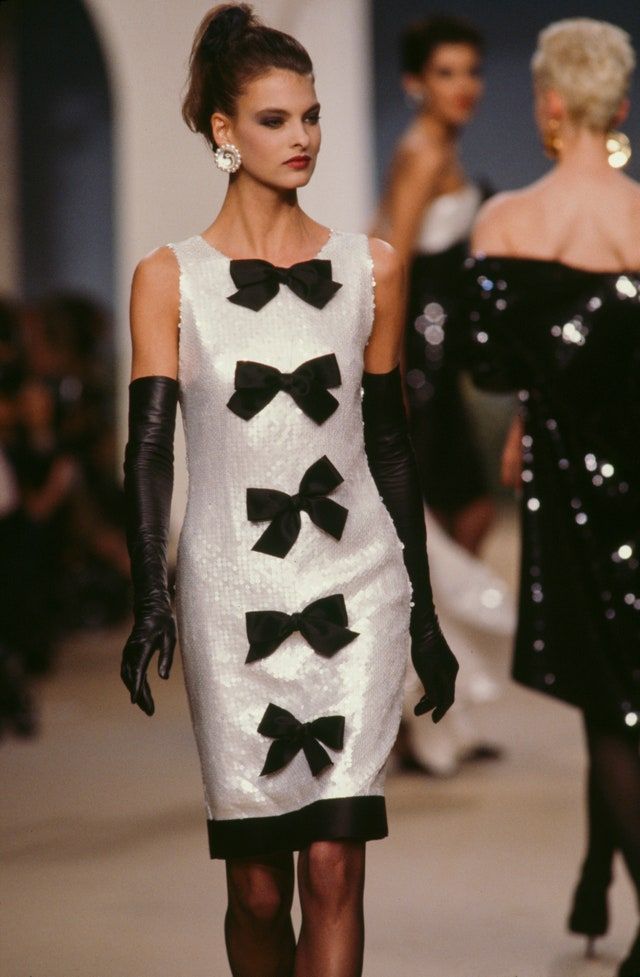 Karl Lagerfeld Fashion, 90s Runway Fashion, Runway Fashion Couture, Original Supermodels, Mode Chanel, Chanel Style, Chanel Dress, Outfit Chic, Chanel Couture