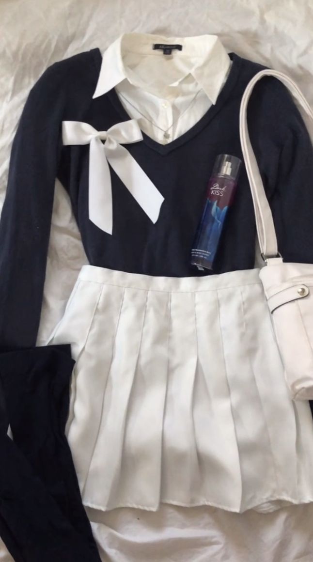 Navy Blue And White Old Money Outfit, Preppy 50s Outfit, Old School Preppy Style, Preppy Outfits Black And White, How To Style Navy Blue Skirt, Navy Blue And White Outfit Ideas, White Skirt Old Money Outfit, Navy Old Money Outfit, Navy Blue Uniform Outfits School