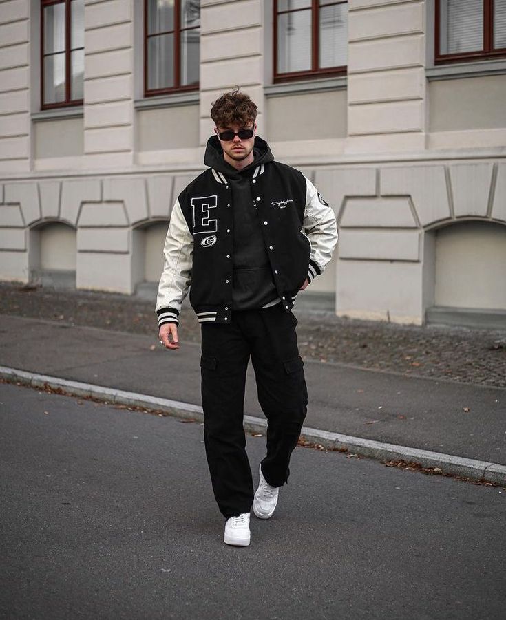 Varsity Outfit, College Outfits Men, Varsity Jacket Outfit, Outfits Men Streetwear, Fashion Outfits Men, Skor Sneakers, Streetwear Winter, College Jackets, Winter Inspiration