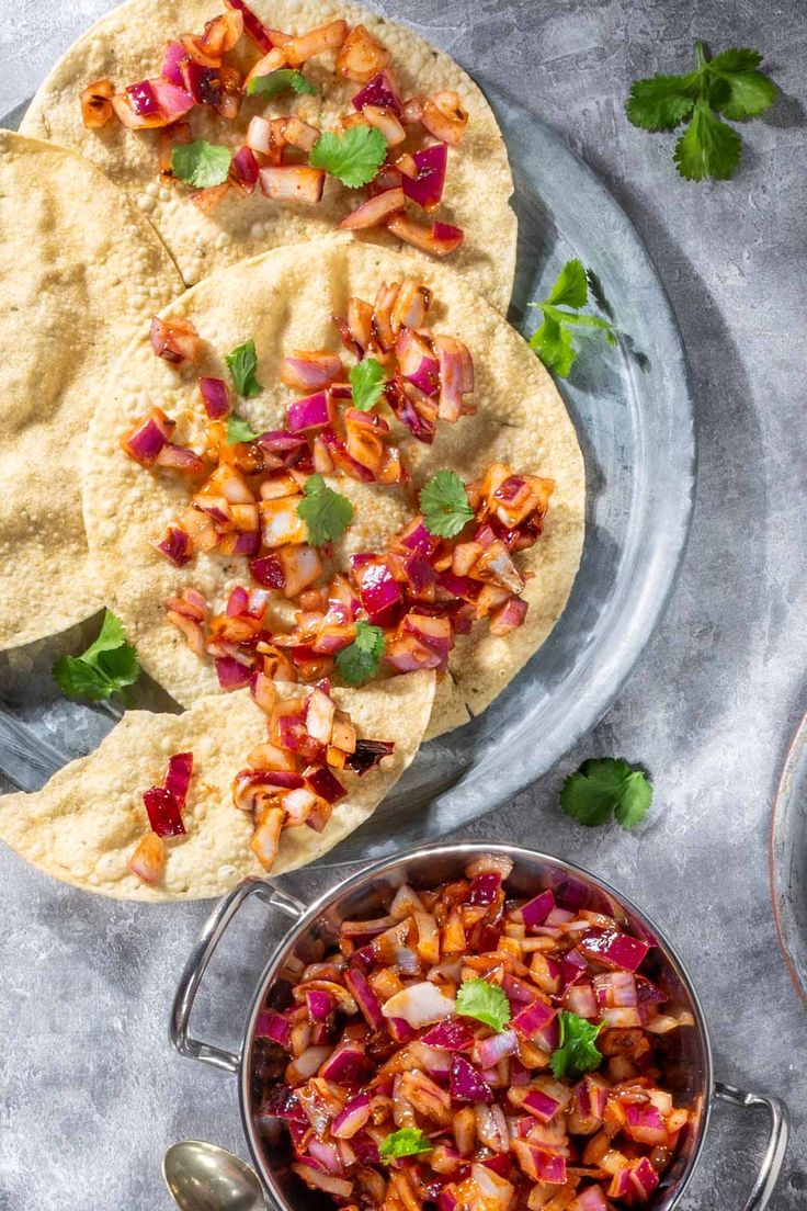 Indian onion chutney spread over poppadoms on a grey background. Best Vegetable Curry, Beef Curry Recipes, Onion Chutney Recipe, Easy Curry Recipes, Cheap Appetizers, Red Onion Chutney, Raw Onion, Vegetable Curry Recipes, Beef Curry Recipe