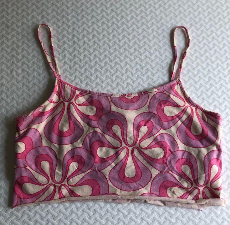 ⚡️Vintage GAP floral crop top  -Good pre-owned condition -As is, I don't alter or wash after purchase so you get that authentic thrifted feel🌟 -Size M -Extra inner bra cloth inside top (see in pics!) -Looks like it was made in maybe early 2000's Crop Top Y2k, Crop Tank Top, Cropped Tube Top, Floral Crop Tops, Retro Floral, Y2k Fashion, Cropped Tank Top, Crop Tank, Womens Clothing Tops