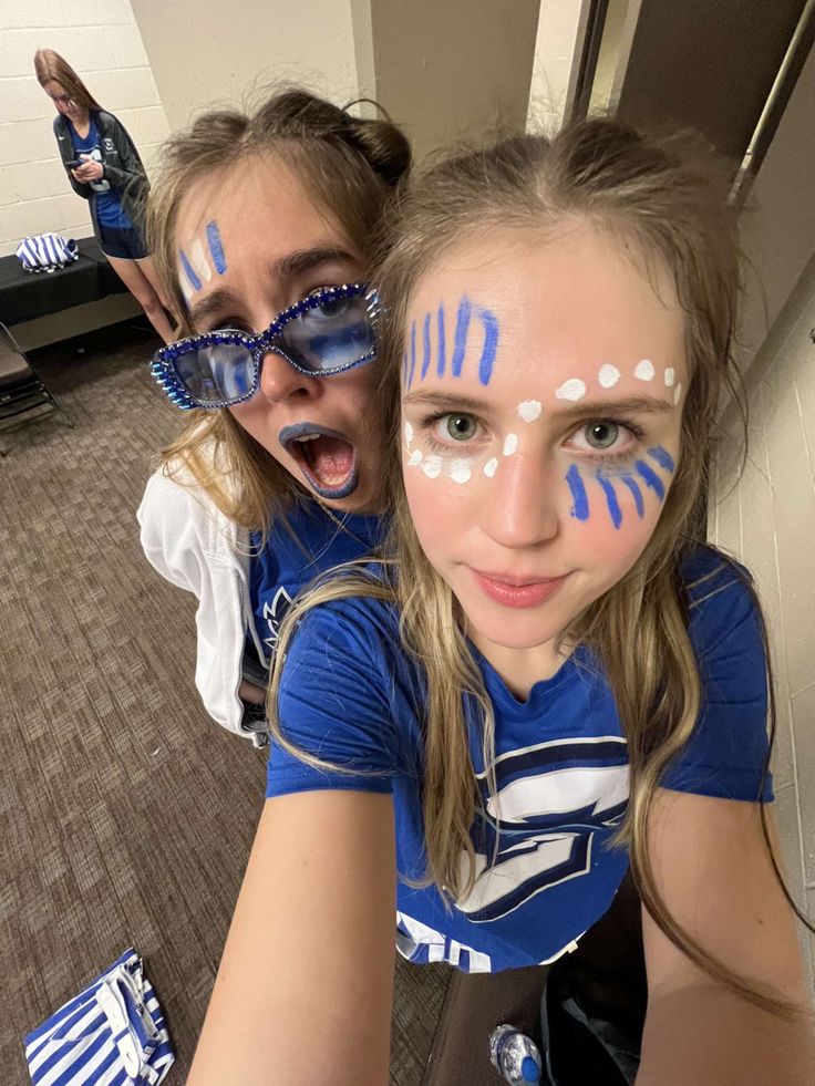 High School Face Paint Ideas, High School Football Makeup, Sports Day Outfits School, Field Day Makeup, Sprit Week Face Paint, Cheer Spirit Makeup, Face Paint Team Spirit, Eye Black For Football Games, Blue And White Face Paint Football