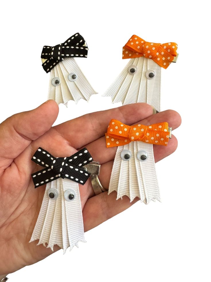 Get ready for spooky season with these Ribbon Ghost Hair Bows! Made with either black or orange ribbon, these playful hair accessories will add a touch of charm to any outfit. Perfect for Halloween parties or just adding a bit of fun to your everyday look. (Boo-tifully unique!) Comes on an alligator clip! Ghost Hair Clip, Halloween Hair Accessories Diy, Halloween Bows Diy, Christmas Bows For Hair, Ribbon Crafts To Sell, Diy Halloween Hair Accessories, Vinyl Hair Bows, Easy Hair Bows, Coquette Hair