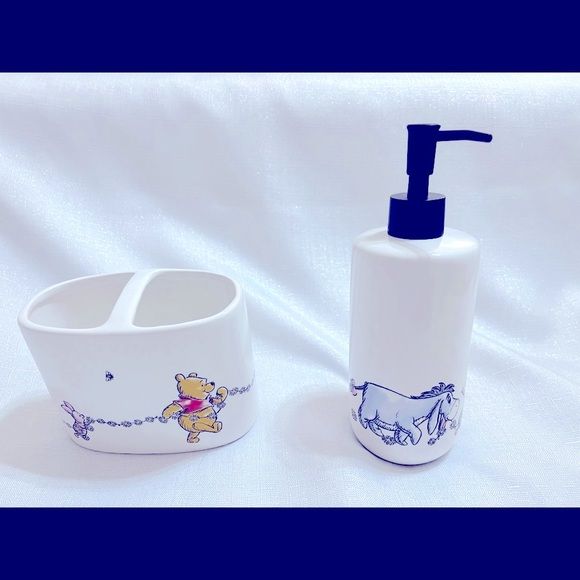 🎀 FREE SHIPPING! 🎀 Disney Winnie the Pooh and friends 2 piece bathroom set. 🌸 Winnie The Pooh Bathroom, Winnie The Pooh And Friends, Pooh And Friends, Friends 2, Friend 2, Soap Pump, Bathroom Set, Disney Winnie The Pooh, Bathroom Sets