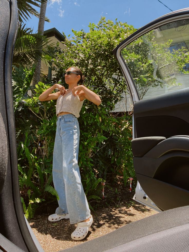 White Crocs Outfit, Cute And Comfy Outfits, Airport Ootd, Comfortable Airport Outfit, Bea Alonzo, Bell Bottom Jeans Outfit, Crocs Outfit, Casual Holiday Outfits, Casual Christmas Party Outfit