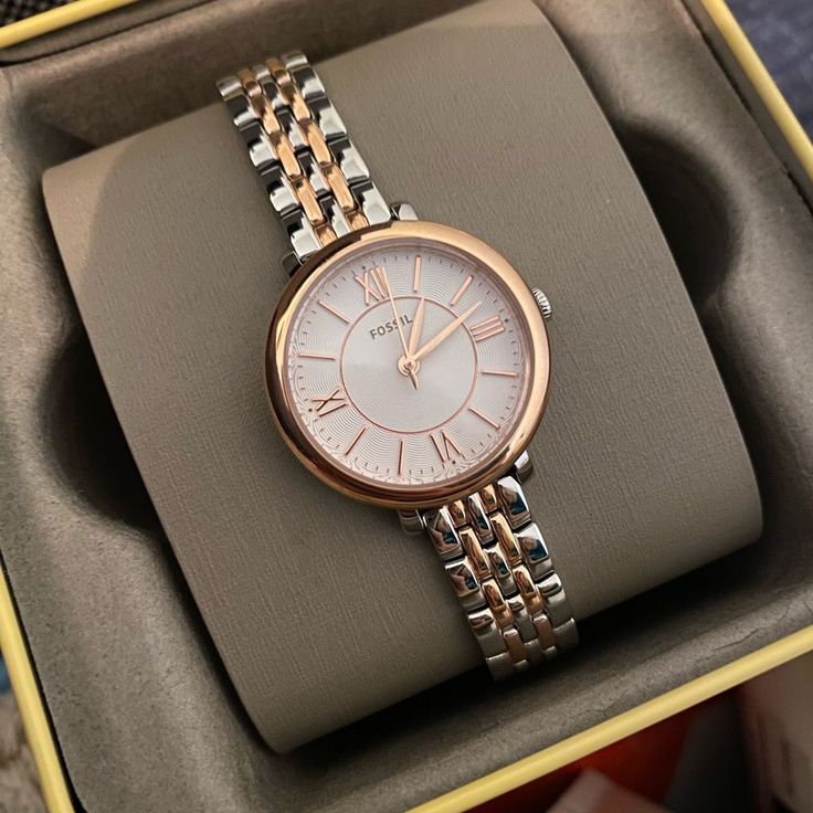 Trendy Watches Women, Trendy Watches Women Fashion, Elegant Watches Women, Watches Women Simple, Pretty Watches, Womens Designer Watches, Casio Vintage, Silver Watches Women, Trendy Watches