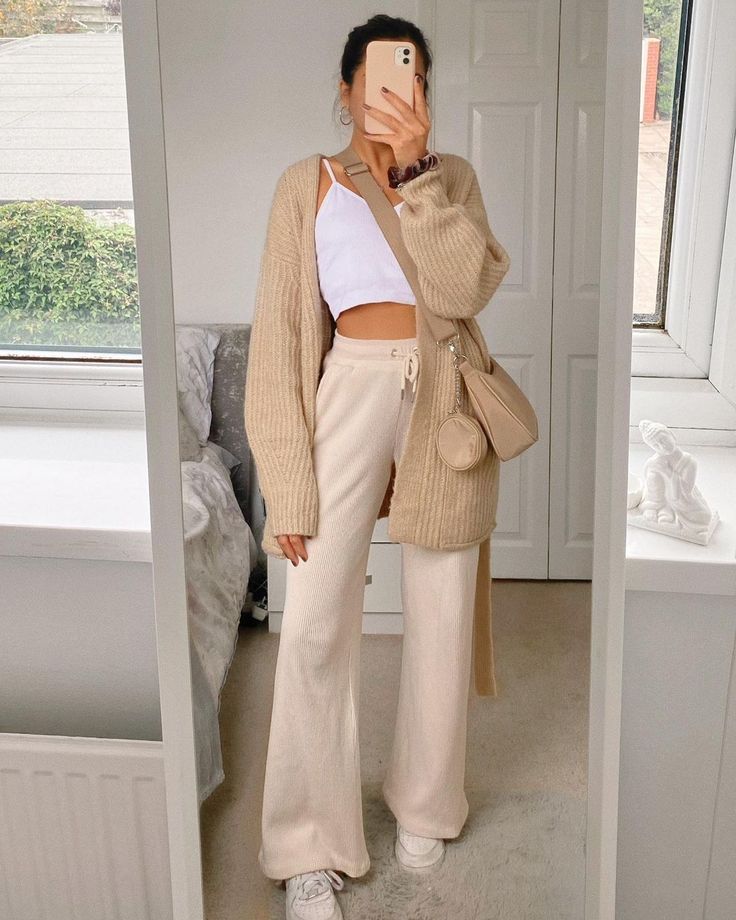 Beige Outfits, Trendy Outfit Inspo, Feminine Casual, 70s Inspired Fashion, Beige Outfit, Joggers Outfit, Brown Outfit, Fashion Capsule, Trendy Fashion Outfits