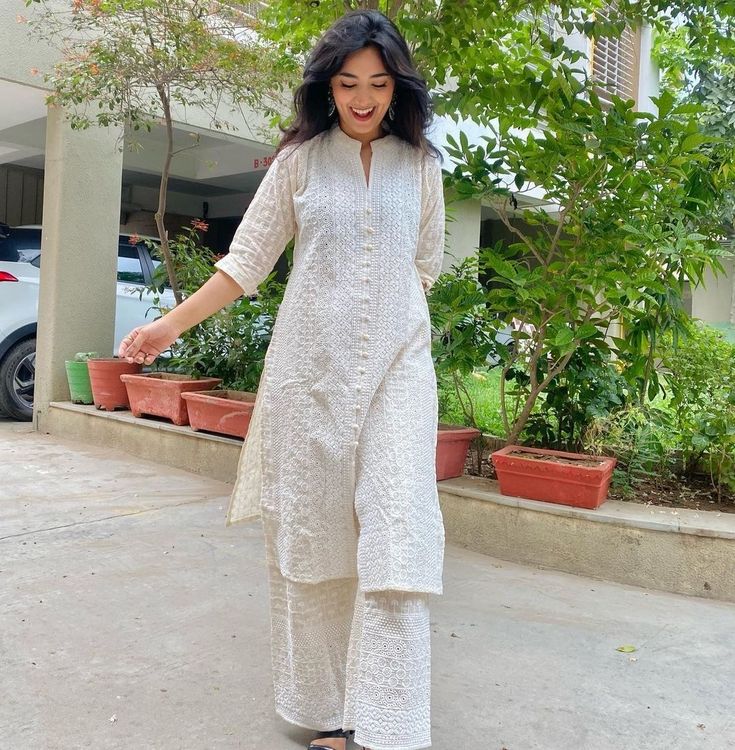 Aesthetic Kurti Designs Latest, Chicken Curry Kurti, Kurta Outfits Women, White Kurti Styling Ideas, Indian Aesthetic Outfit, White Kurti, Desi Fits, Trendy Outfits Indian, Attraction Affirmations