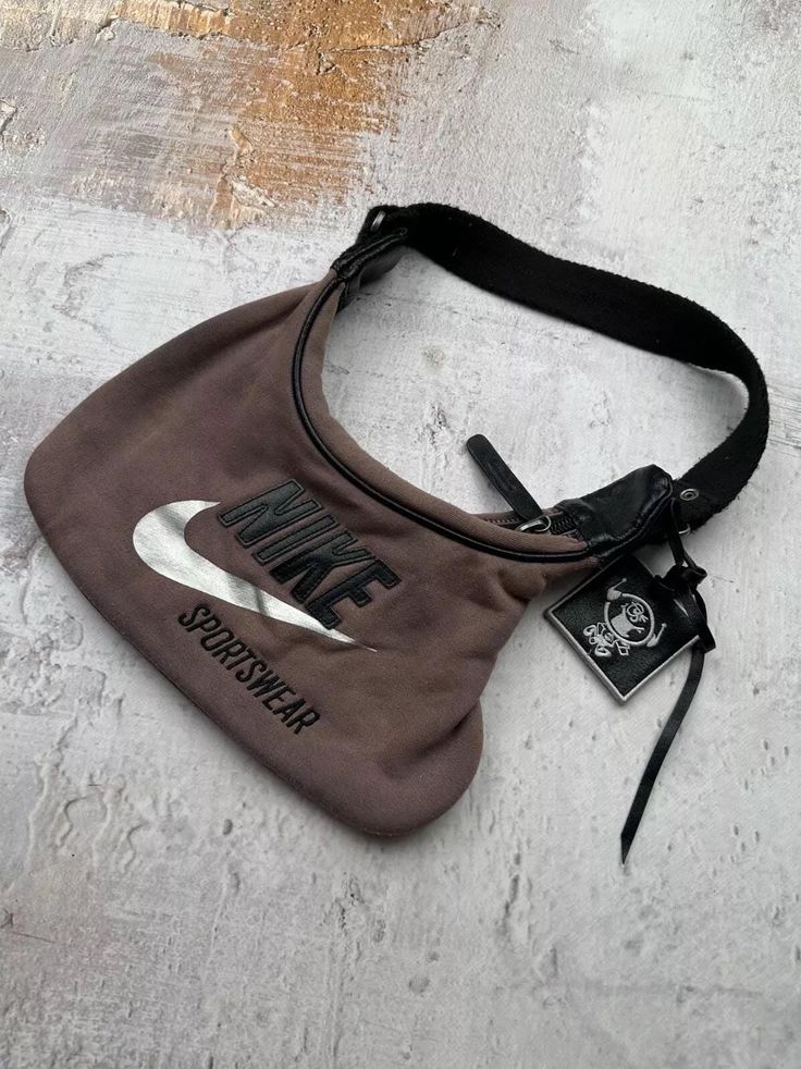 Nike 00's Handle Bag Size:OS Height: 6.69in/17cm Width: 12.2in/31cm Condition: 7/10; Used, has signs of wear. Please check all photos. Delivery worldwide with tracking. Dispatch within 24 hours after payment. And it usually takes 7-21 business days. Nike Bags, Nike Vintage, Other Woman, Handle Bag, Vintage Nike, Nike Sportswear, Women's Bags, Vintage Tags, Luggage Bags