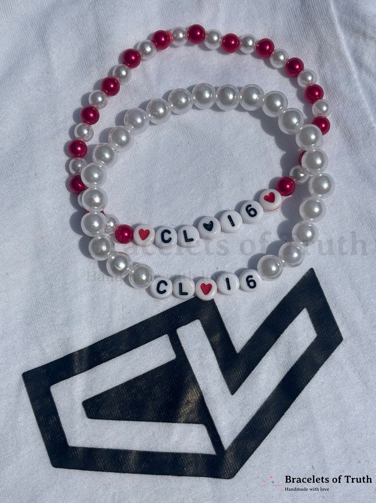 Handgefertigtes Armband mit elastischem Band und bunten Perlen. Mehrere verschiedene Variantionen. Zeige mit diesem Fan-Armband deine Unterstützung für Charles Leclerc! ❤️ Charles Leclerc Bracelet, Prince Of Monaco, Bracelet Inspo, Beaded Necklace Diy, Necklace Diy, Charles Leclerc, F1 Drivers, Vroom Vroom, Clay Beads