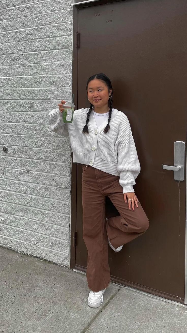 Brown Jeans Outfit, Outfits September, Jeans Marron, Colored Pants Outfits, Brown Pants Outfit, Corduroy Pants Outfit, September Outfits, Outfits Simple, Outfits Con Jeans