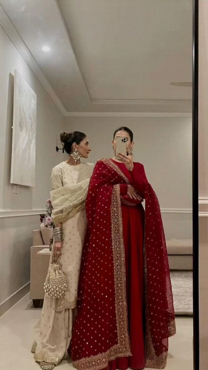 Pengantin India, Desi Dress, Trendy Outfits Indian, Desi Wedding Dresses, Most Paused Movie Scenes, Pakistani Wedding Outfits, Pakistani Fancy Dresses, Design Fails, Pakistani Fashion Party Wear