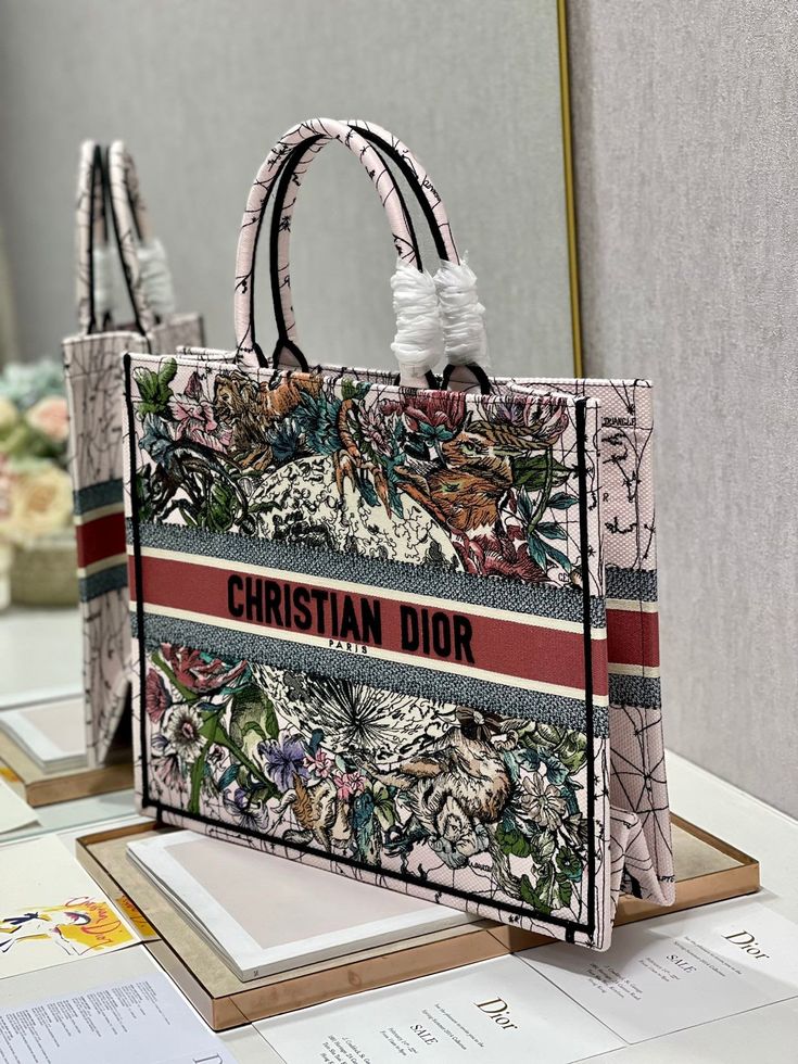 Description CHRSTN DR Large DYOR Book Tote Multicolor DYOR Constellation Embroidery, Multicolor, For Women Women’s Handbags, Shoulder Bags, 42cm CD Rep 1:1 Size: 42 x 35 x 18.5 cm (Length x Width x Height) Introduced by Maria Grazia Chiuri, Creative Director of CHRSTN DR, the DYOR Book Tote has become a staple of the DYOR aesthetic. Designed to hold all the daily essentials, it is fully embroidered with the latte multicolor DYOR Zodiac motif, a variation of the iconic pattern that incorporates M