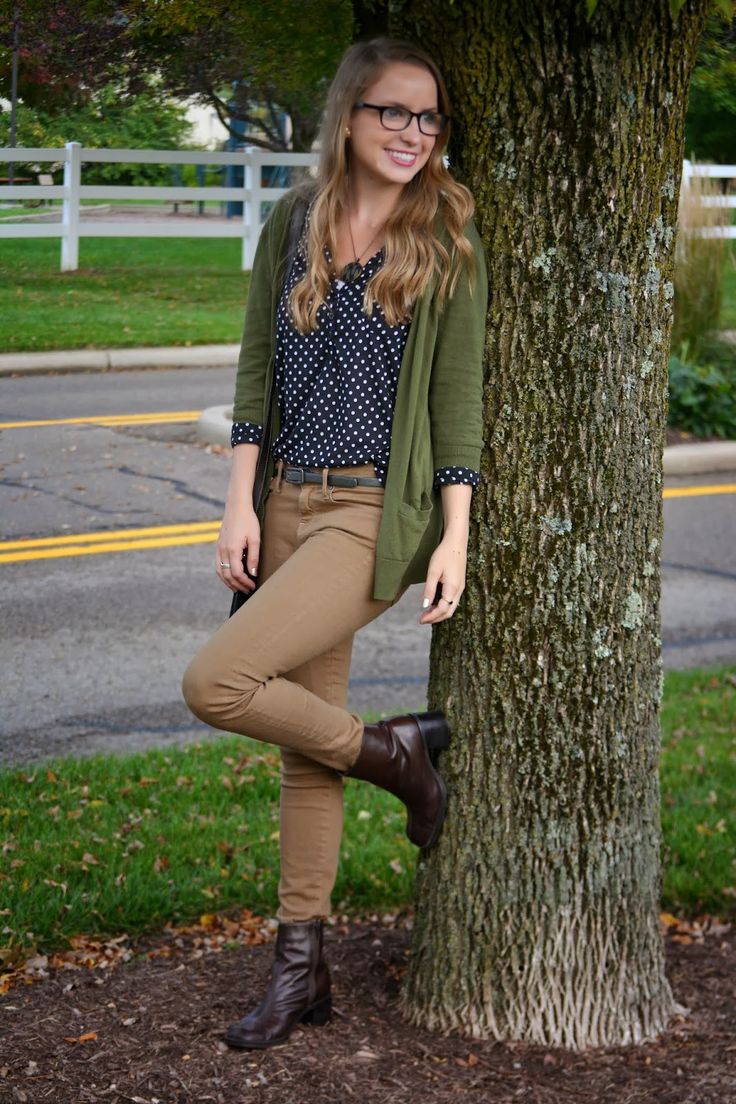 Women Khaki Pant Outfits- 20 Ways Girls can Wear Khaki Pants Cute Khaki Pants Outfit, Women Khaki Pants Outfit, Khaki Pants Outfit Work, Khaki Pants Outfit Women, Best Business Casual Outfits, Khaki Pants Outfit, Khakis Outfit, Pants Outfit Work, Khaki Pants Women