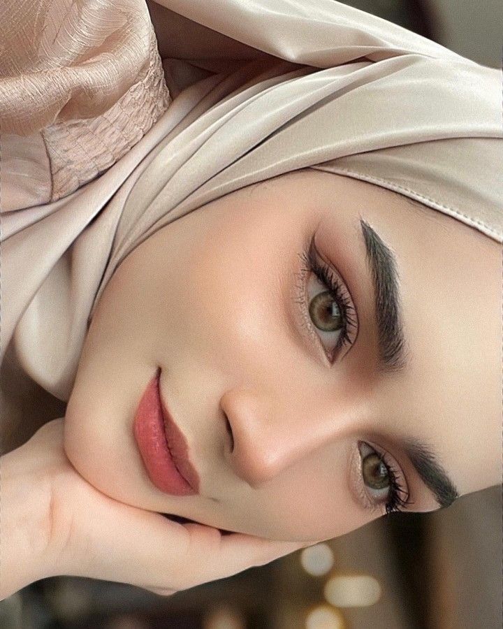 Makeup and Hairdo for Graduation Ceremony Graduation is your milestone event and you need to get ready early in the morning. Hairdo For Graduation, Timeless Makeup, Easy Makeup Ideas, Kebaya Hijab, Hijab Makeup, Graduation Look, Awek Tudung, Bold Makeup Looks, Makeup Bride