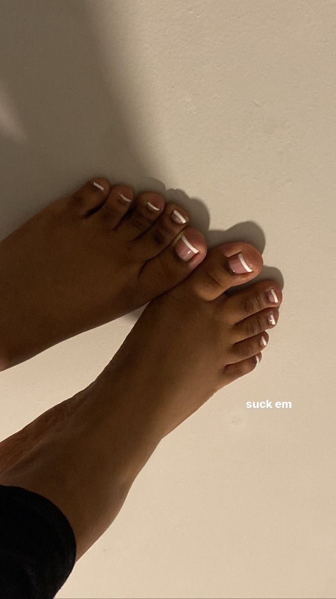 French tip toenails Toenail Inspo Aesthetic, Feet Nails Ideas Aesthetic, Brown Skin Pedicure, Colored French Tip Pedicure, Toenails Black Women, Black Feet Pedicure, White Toes Black Women, Black Tip Toe Nails, French Tip Nails Pedicure