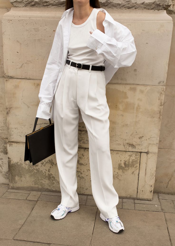 THE DIGITAL JOURNAL | Olivia Kijo: ALL WHITE CLASSICS Slouchy White Jeans Outfit, Old Money Summer Outfits, Estilo Preppy Chic, Old Money Summer, White Pant, White Shirt Outfits, Chique Outfits, All White Outfit, Phoebe Philo