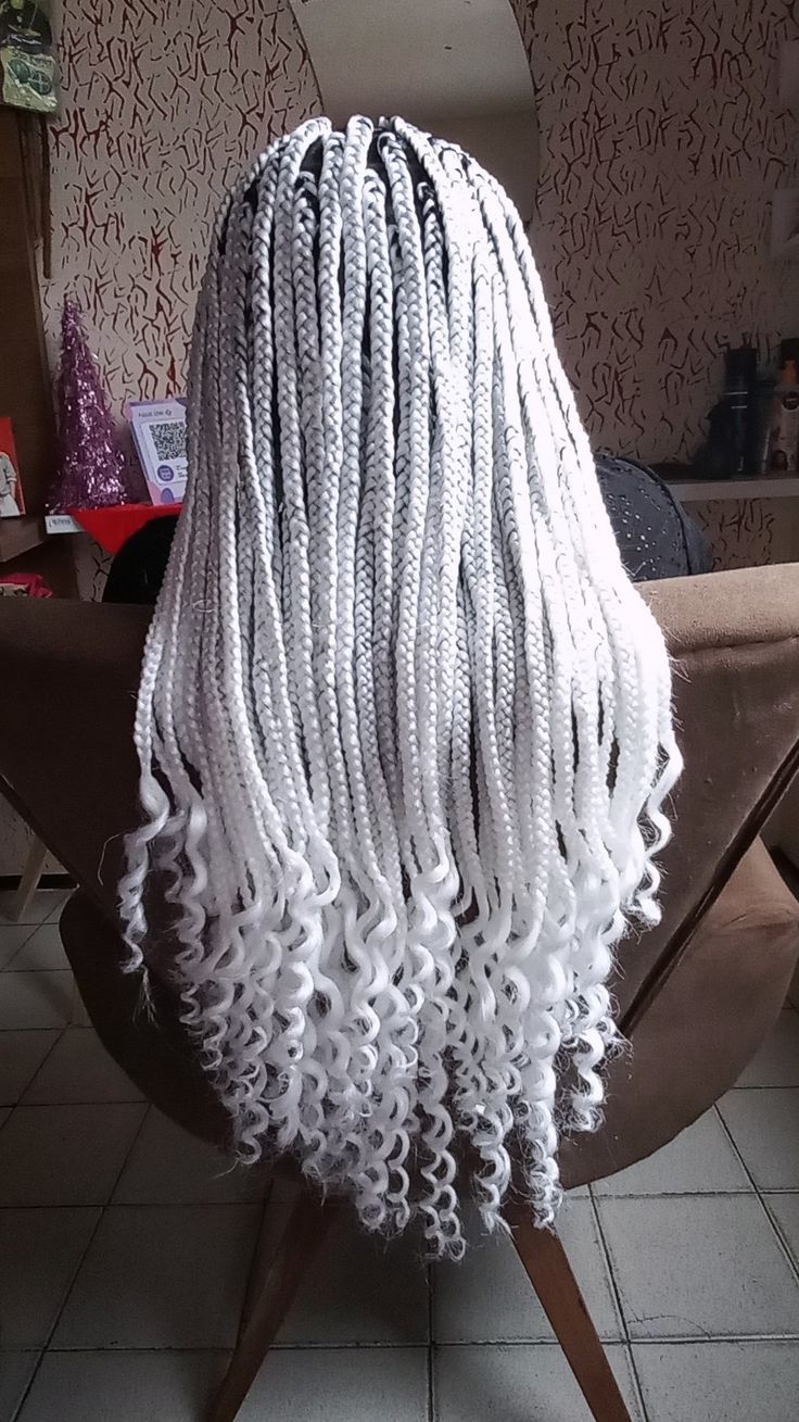 Box braids com pontas cacheadas White Twists Braids, Moogle Cosplay, Afro Braided Hairstyles, Teenagers Hairstyles, Black And White Braids, White Box Braids, Box Dreads, Grey Box Braids, White Braids