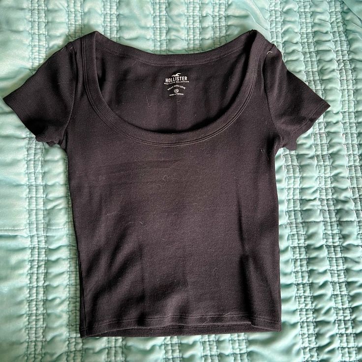 Size Xs Never Work Hollister Scoop Neck Crop Top In Black Casual Black Seamless T-shirt, Basic Black Crop Top With Scoop Neck, Casual Black Crop Top With Scoop Neck, Casual Black Scoop Neck Crop Top, Black Cotton Scoop Neck Crop Top, Trendy Black Scoop Neck Top, Black Scoop Neck Top For Everyday, Temu Clothes, Black Scoop Neck Top