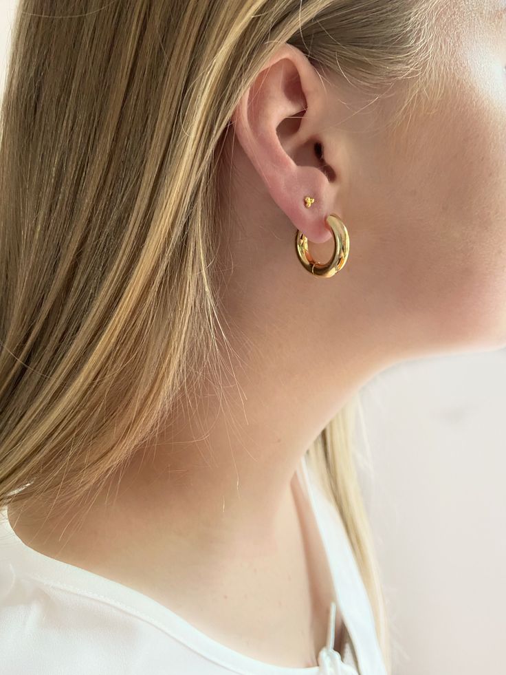 These chunky gold filled hoop earrings are great for a special occassion. They look perfect on their own or stacked with other earrings DETAILS - 18k gold filled hoop earrings - 22mm x 6mm - sold as pair - Hypoallergenic, lead free, nickle free - Comes beautifully packaged ready for gift giving PRODUCTION AND SHIPPING - We offer FREE WORLD WIDE shipping  - Every piece is handmade to order in our little studio in Melbourne, Australia - We aim to ship your order in 1-2 business days - Estimated domestic (Australia) shipping times: 3-4 business days - Estimated international shipping times: 6-15 business days STAY IN TOUCH Instagram: https://www.instagram.com/villablume/ Facebook: https://facebook.com/villablume Classic Gold Chunky Jewelry, Trendy Chunky Hoop Jewelry, Classic Chunky Gold Jewelry, Trendy Gold Plated Cartilage Earrings For Everyday, Trendy Everyday Gold Plated Cartilage Earrings, Trendy 14k Gold-filled Huggie Earrings For Everyday, Trendy 14k Gold Filled Huggie Earrings, Chunky Hoop Huggie Earrings, Classic Chunky Jewelry As A Gift