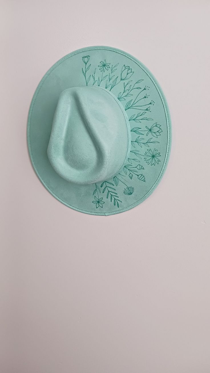 🔴 Note: Please pay attention to the size of the hat before  This is a stiff wide brim western hat in a pretty teal color. The wildflower design is on the top of the brim, and under the brim. All hats are burned by hand by me and each design is unique. If you have any questions or want a custom hat feel free to reach out :) - Brim is 3 inches. - This hat is size Medium. It has an elastic band inside that fits 55cm-59cm head Circumference. -The hat is made of Vegan Suede. -hats should NOT be dry Adjustable Green Fedora For Spring, Green Western Hats For Spring, Green Western Style Hats For Spring, Green Western Hat Bands For Summer, Green Fedora For Kentucky Derby, Green Fedora With Curved Brim For Spring, Green Western Fedora For Summer, Adjustable Green Felt Hat For Summer, Green Short Brim Fedora For Spring