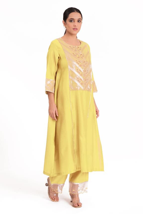 Pastel yellow kurta with embroidered banarasi jacquard tissue yoke. Paired with a slub silk pant and chanderi dupatta with scalloped tissue detailing. - Aza Fashions Yellow Kurta, Chanderi Dupatta, Silk Pant, Kurta Pant Set, Kurta With Pants, Silk Pants, Pastel Yellow, Pants Pattern, Pant Set