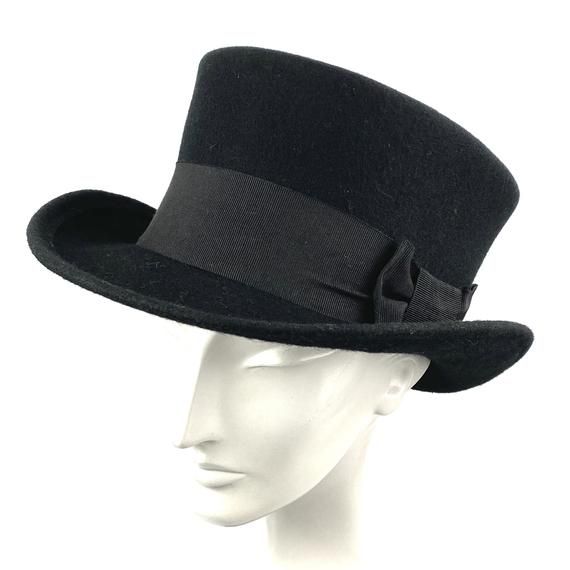 Edwardian top hat. You can make your hat with your favorite color by choosing it from my Wool felt color card. Made with short crown and embellished with a 50 millimeters wide grosgrain ribbon. Edwardian top hat ideal for everyday and special ocasions such as weddings, cocktails or parties. For man and woman.Measurements in centimeters are 32 x 27. Crown height 11. Brim length 6. These measurements may have some slight variation depending on the size of the hat.The end of the brim is reinforced Vintage Top Hat With Flat Brim, Classic Brimmed Boater Hat For Winter, Classic Winter Cloche Hat, Vintage Wide Brim Solid Color Hat, Vintage Solid Color Wide Brim Hat, Classic Top Hat For Winter, Vintage Solid Color Felt Hat With Flat Brim, Vintage Solid Flat Brim Felt Hat, Classic Top Hat With Curved Brim For Church