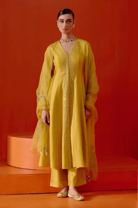 Buy Yellow Chanderi And Silk Organza Dori & Anarkali Palazzo Set For Women by Devnaagri Online at Aza Fashions. Chanderi Suits Design, Yellow Kurta, Anarkali Dress Pattern, Kurta Style, Salwar Kamiz, Palazzo Pant, Palazzo Set, Yellow Silk, Embroidered Dupatta